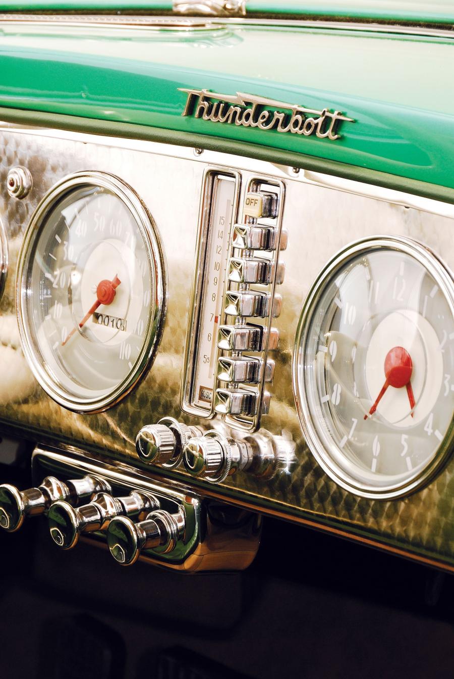 Панель приборов Chrysler Thunderbolt Concept Car 1940 года  (фото 11 из 51)